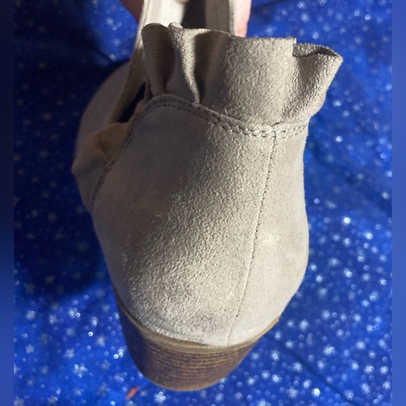 8.5 EUC Fergalicious Ankle Boots Ruffle. Faux Suede. Taupe. - Picture 12 of 12